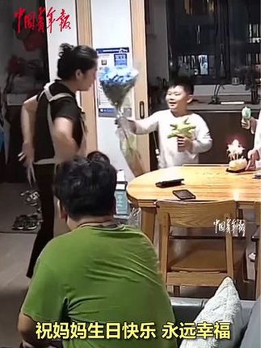 妈妈因忙工作没顾上过生日,姐弟俩悄悄准备鲜花和蛋糕为妈妈送上惊喜。妈妈的小棉袄 鲜花送妈妈
