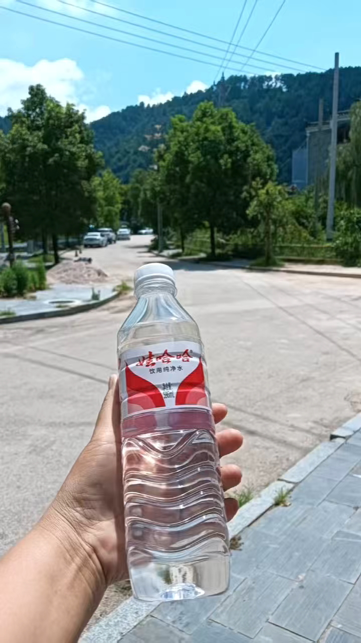 不要羡慕别人喝的奶茶,可能还没有你的矿泉水解渴。
