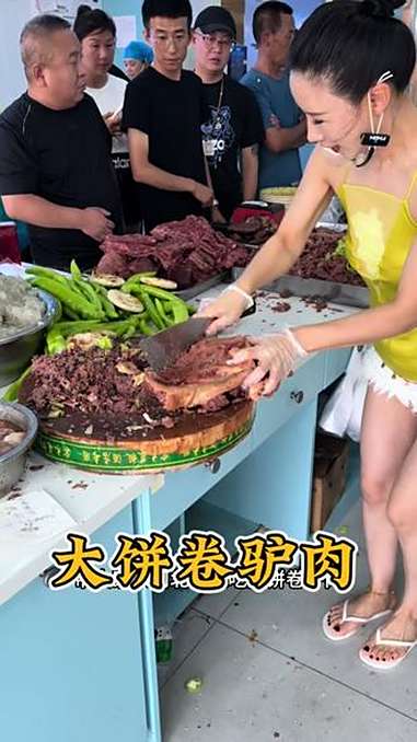 河北任丘大饼卷驴肉,一个字香……