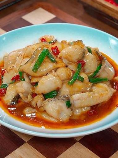 马上过年了,年夜饭的餐桌上做一道这样的干烧鱼片,香辣入味又滑嫩,营养好吃,全家老小都爱吃#