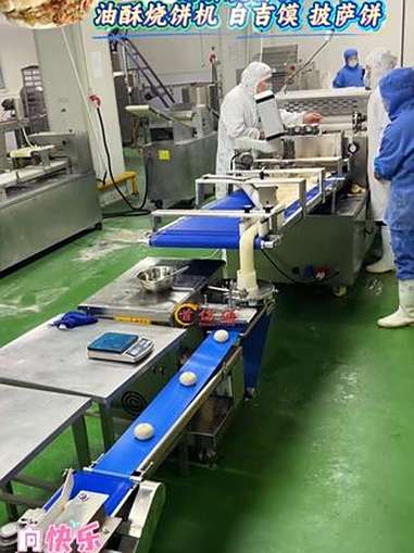 烧饼机自动抹油酥。饼坯薄厚可调，大小可调。可以做千层烧饼，油酥烧饼。潼关馍烧饼 烧饼机