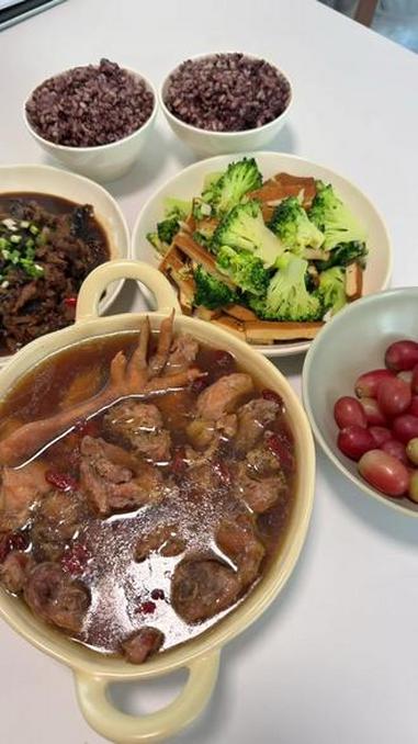 今天跟我女朋友生活化减脂吃的是枸杞鸡汤，肉沫茄子，西兰花炒豆干，加上七色糙米饭，饭后水果是