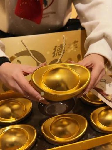 啊啊啊!谁能拒绝这么有新年仪式感的#巧克力 金元宝礼盒呀～好羡慕 想拥有!#年货礼盒 #新