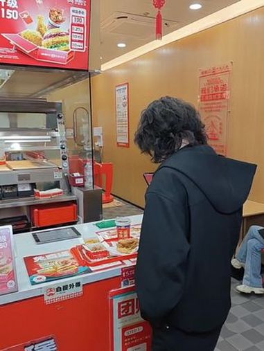 18.9吃塔斯汀四件套啦!哏都周年专属福利!塔斯汀中国汉堡 晒出我的春日美食 塔塔哏都周年