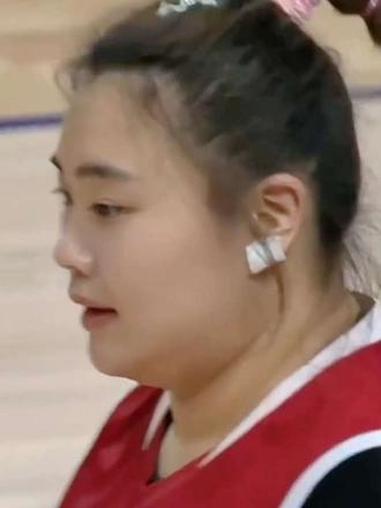 女篮开心果球场大鲨鱼!大宝贝无可匹敌的力量内线横推式进攻!篮球 实战篮球 篮球需要沉淀 女