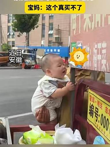 宝宝出门玩耍路过烧饼摊,紧抱三轮车大叫着不松手,宝妈:这个真买不了
