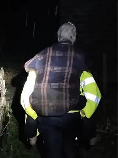 “我们是警察,送你回家”!5月26日,军店派出所民警出警过程遇到迷路老人,发现老人未穿鞋子