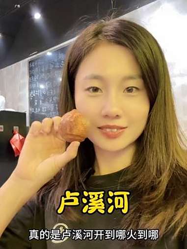 卢溪河 卢溪河真的开到哪火到哪,亲测了月饼真的好吃,还有黄油年糕这两款必眼入,好吃爱吃下次