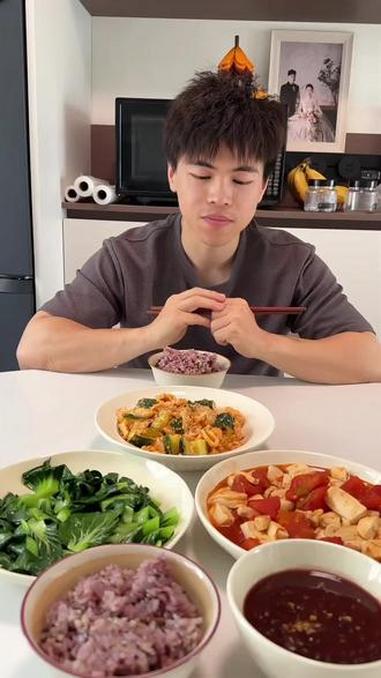 今天吃的是凉拌鸡胸肉，西红柿烧豆腐，炒白菜，红豆汤，加上糙米饭#吃货的世界唯有美食不可辜负