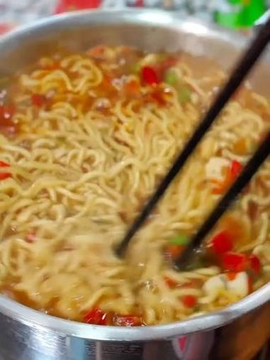 酸辣过瘾,吃一口就忘不了,康师傅剁椒鱼汤面太上头了!方便面 好吃到停不下来 速食美食 康师