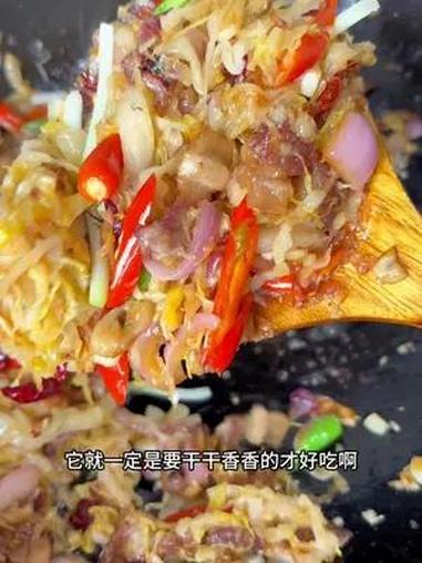 比烤肉店还好吃的五花肉酸菜做法 就是干干香香的才下饭!用肥一点的五花肉巨好吃!