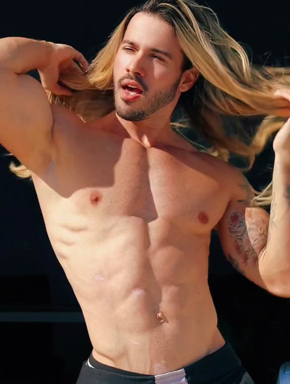 长发妖娆哥腹肌好有型,舞姿好有劲 肌肉男