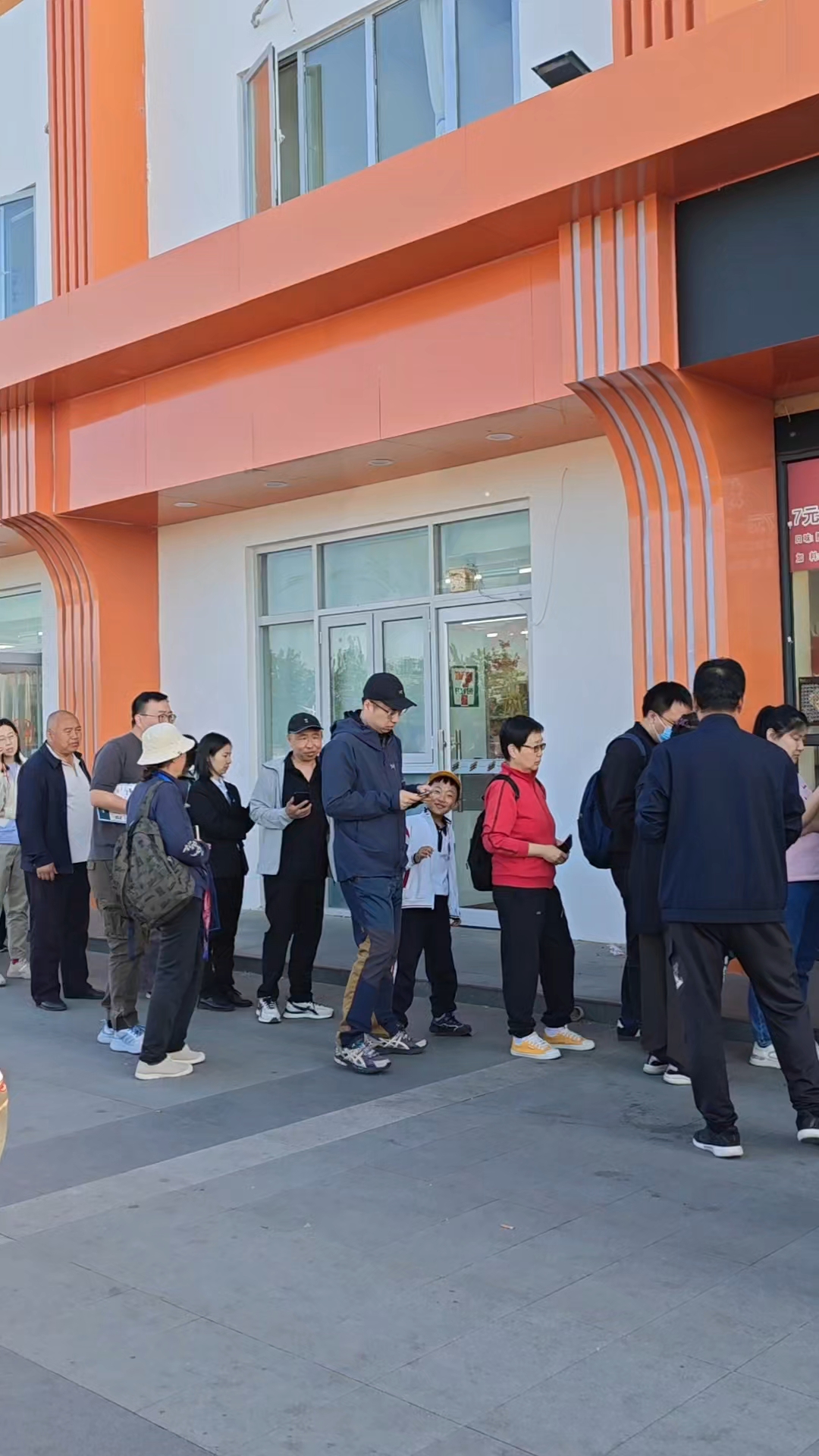 今天下午五点,北京地铁口味多美店排起长队,这是抢购什么的?