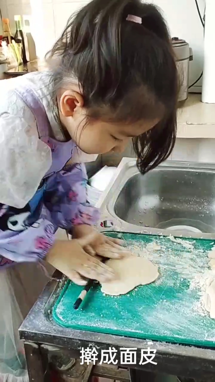 幼儿园小朋友放学回家可以做什么?今天来做手工鸡蛋面!