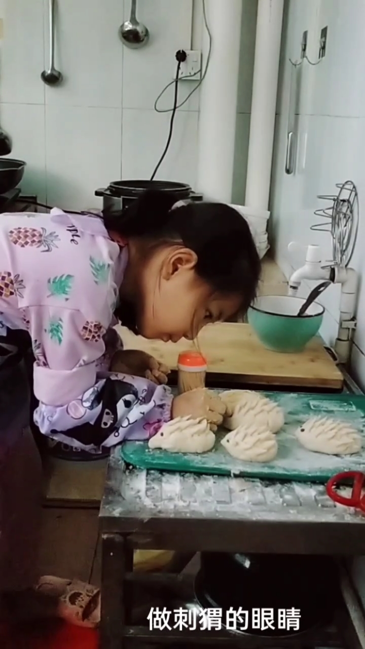 幼儿园放学回家可以做什么?一起来做可爱又好吃的刺猬馒头吧!