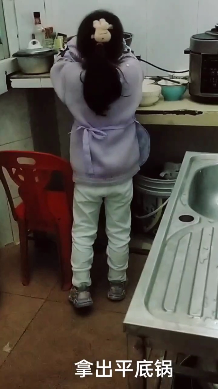 幼儿园小朋友放学回家可以干什么?香喷喷的炒面做好啦!