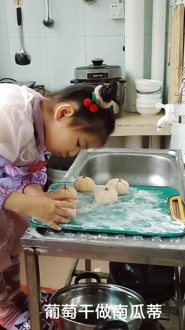 幼儿园小朋友周末在家可以做什么?一起来做可爱的南瓜馒头吧!