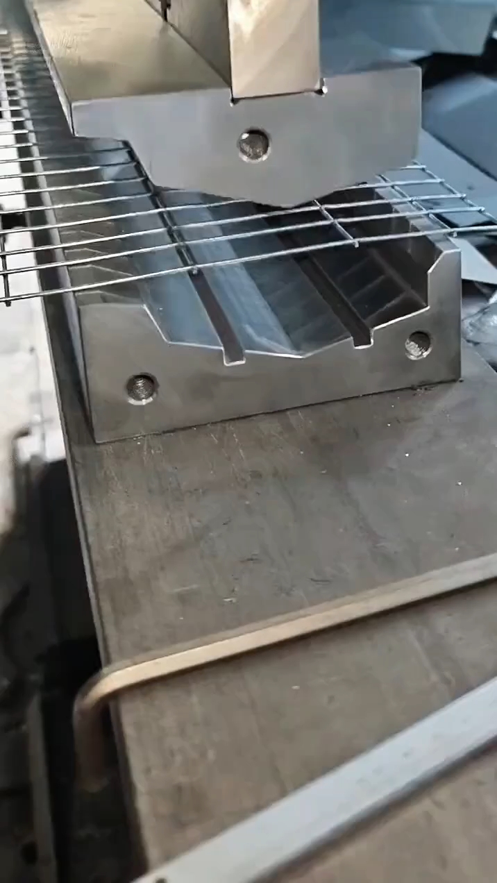 鸡笼网蛋托制作过程。