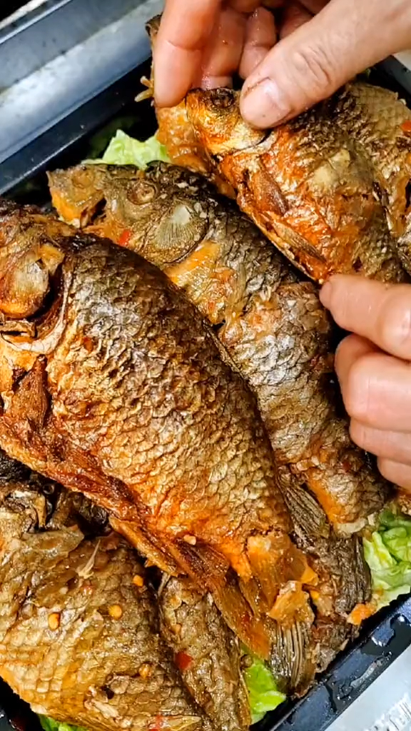 20条鱼,18样佐料做了一大盘子酥鱼先来两条解解馋