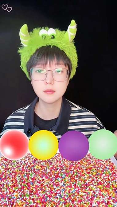 吃圆形果冻 果冻 糖果 爆皮葡萄 好吃又好玩的糖果 吃糖果视频大全儿童