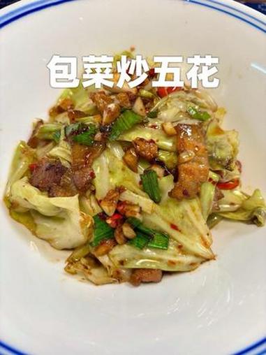 冬天的扁包菜甜滋滋的,炒五花肉太馋人了 #包菜炒肉 #手撕包菜 #江小西美食 #下饭菜 #