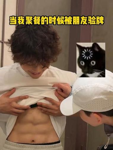 当健身人在吃放纵餐时被验牌……#撸铁女孩 #肌肉女 #健身
