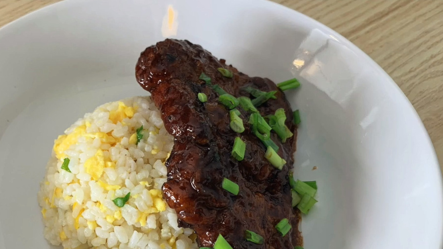 很多人担心猪排在制作的过程中会煎老,肉不入味,也影响口感。其实这个问题很好解决。首先选择肥