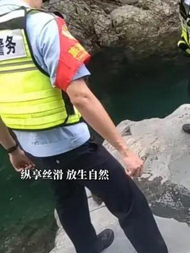 河长联手民警救助野生娃娃鱼 7月15日晚6时许,黄山风景区公安局黄山南大门派出所接到辖区河