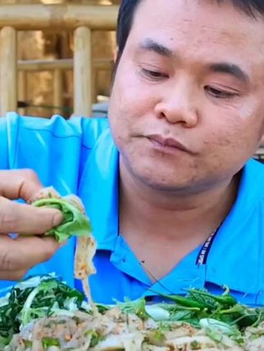 新鲜蔬菜鲜辣凉拌牛百叶 泰国主播吃美食视频 泰国有哪些神奇美食 泰国生活 泰国大叔 内容启