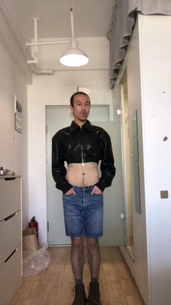 宽肩细腰马甲线人鱼线天鹅颈长腿尖下巴男生!