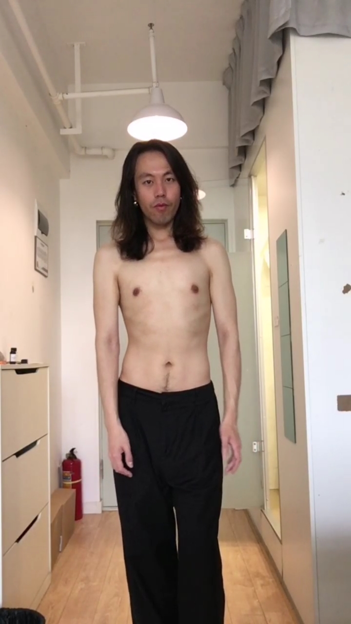 宽肩细腰马甲线直角肩天鹅颈长发男生。无美颜无滤镜原相机喜欢吗