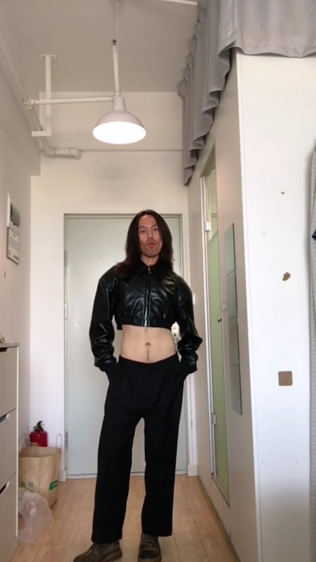 长发辣弟身材!宽肩小蛮腰马甲线人鱼线尖下巴长发辣弟