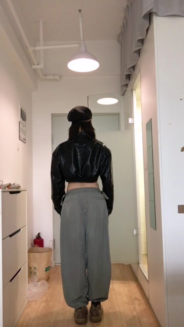 宽肩窄腰马甲线人鱼线小蛮腰翘臀长发男生!不运动不节食身材