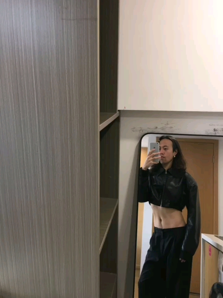 宽肩细腰翘臀,人鱼线马甲线长发男生