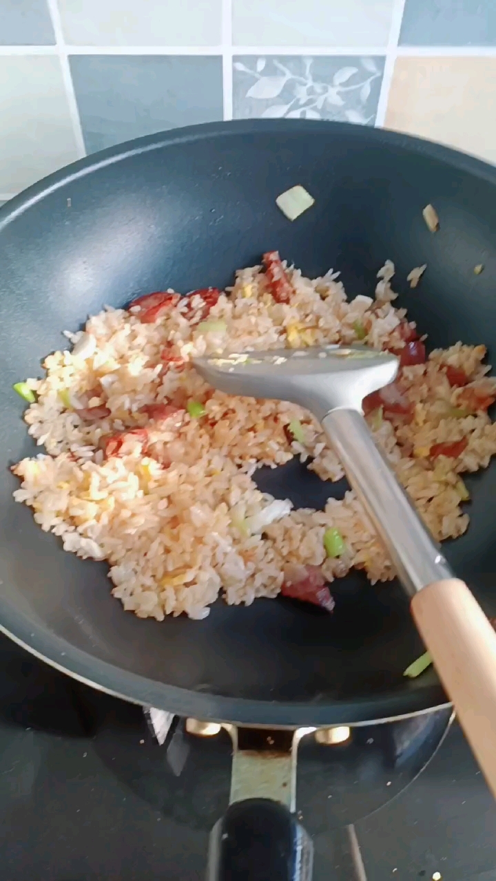 剩米饭的做法,腊肠版蛋炒饭
