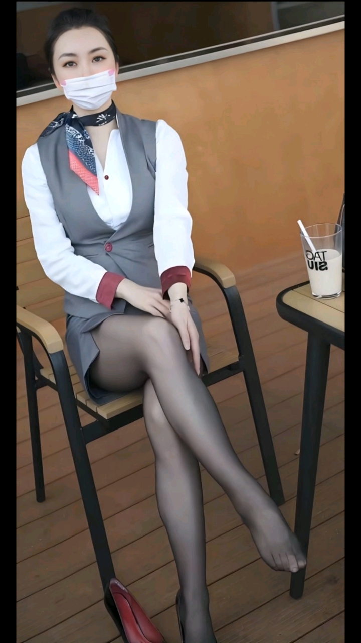 工装小姐姐奶茶店外歇“脚”,高跟鞋真的很累脚,可又必须得穿。