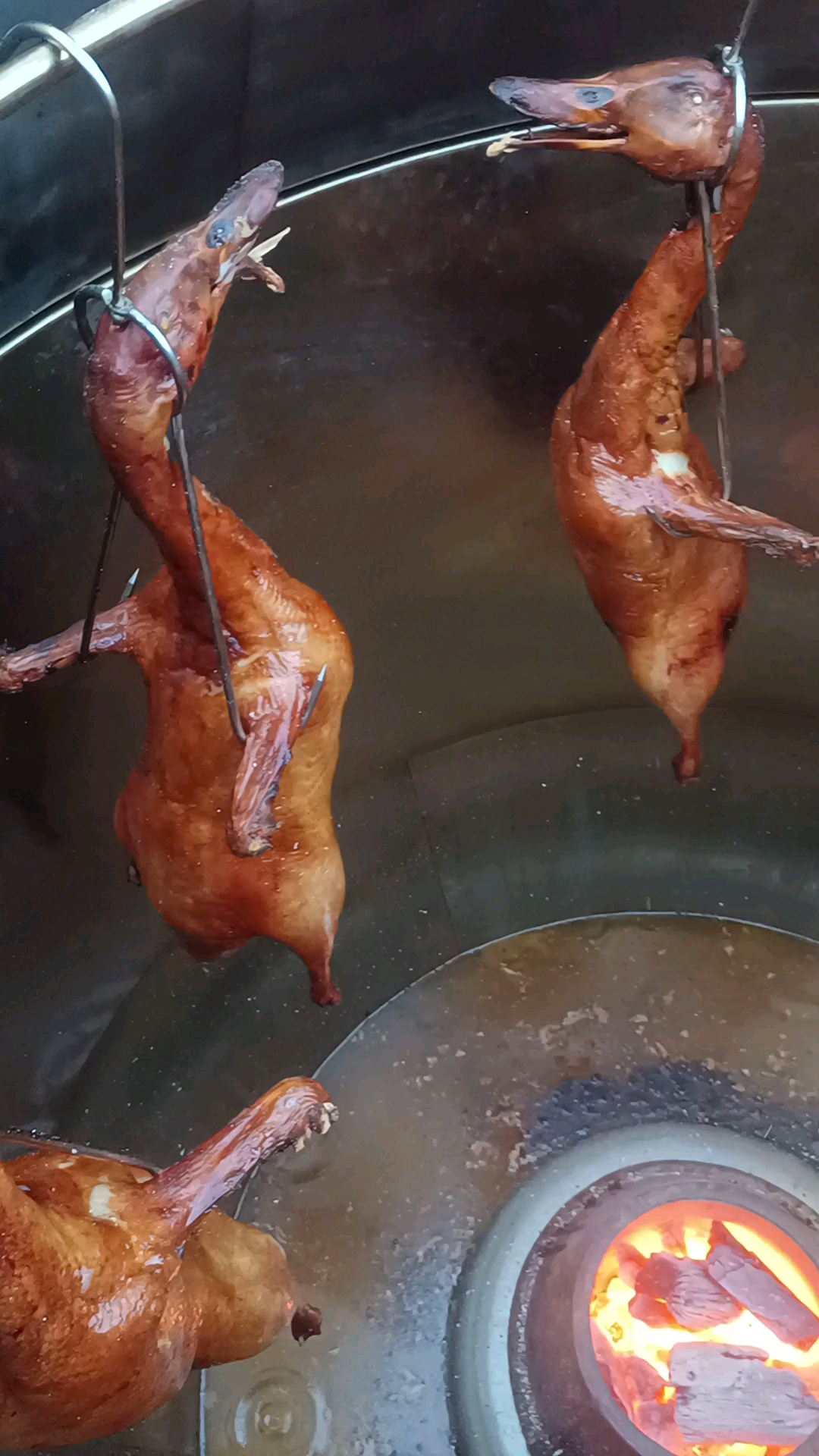 刚刚烤好的脆皮烤鸭