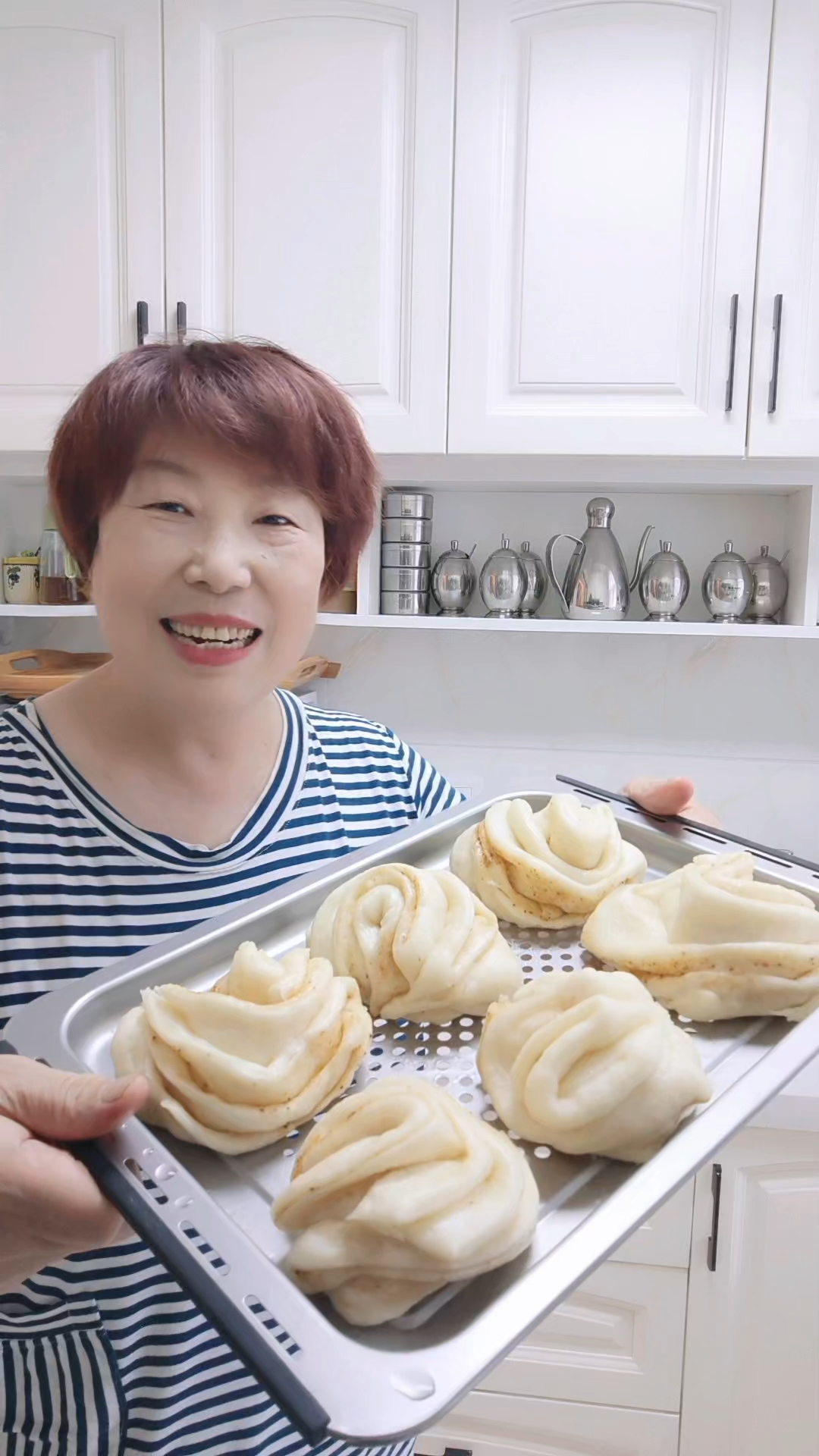 一早起来就想做一盘椒盐大花卷，萱萱软软的，没菜都能吃两个