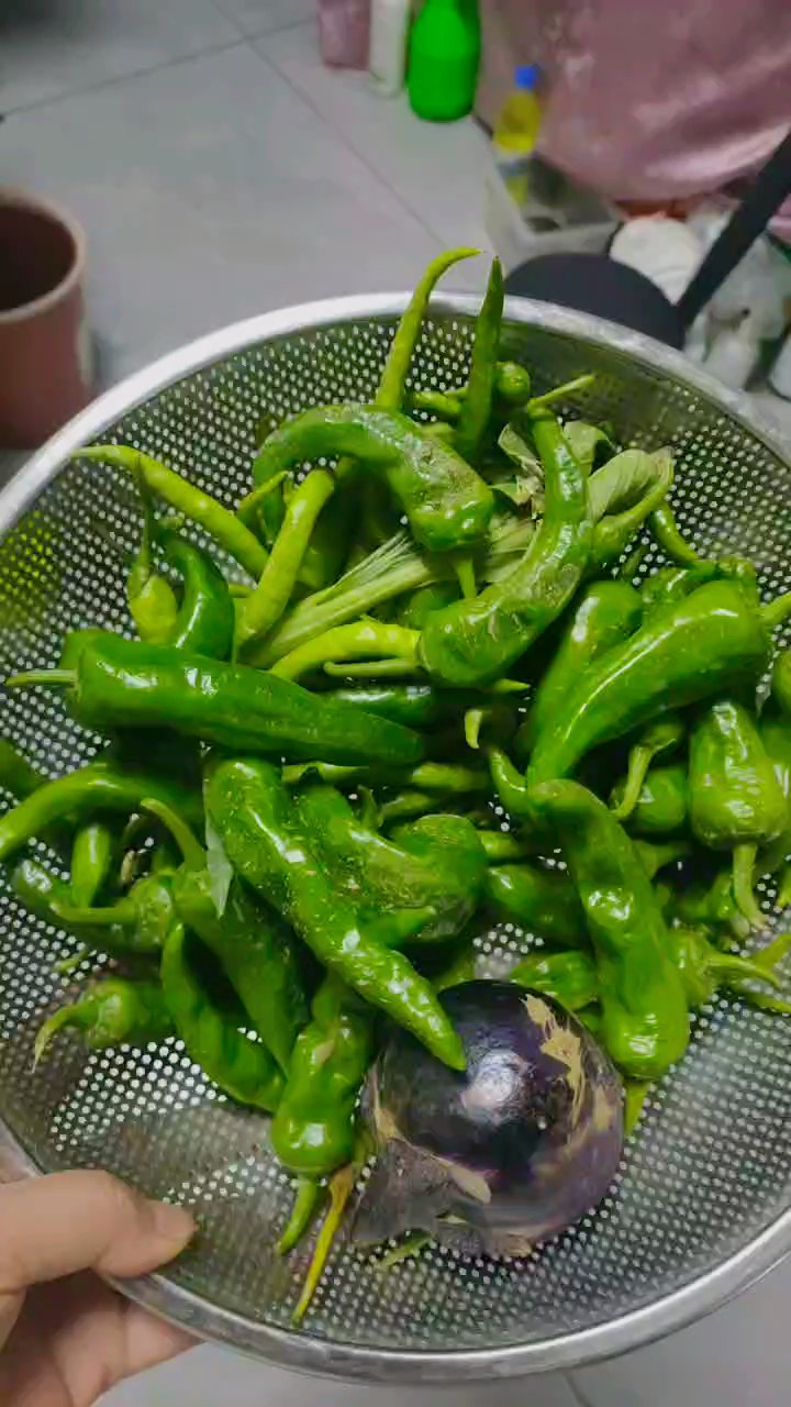 今天烧辣椒炒腊肉 清炒苦瓜 再加个凉拌皮蛋