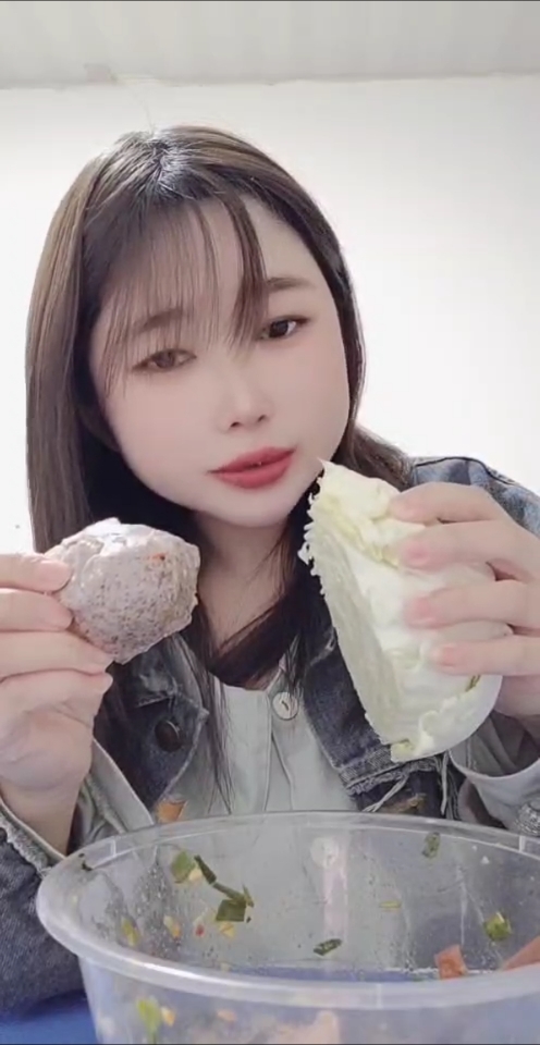 馒头,凉菜鸡肝;紫菜蛋花汤简简单单又是一餐