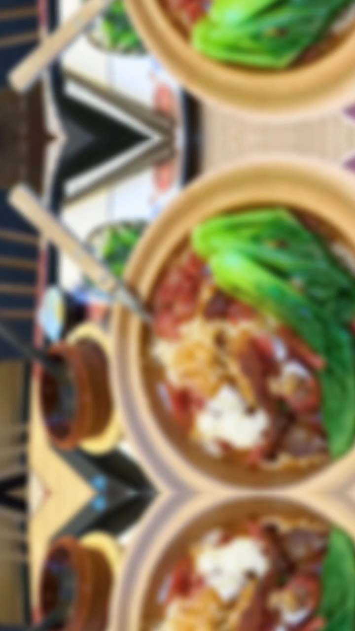 牛肉腊肠饭的口感丰富,软糯的米饭和嫩滑多汁的牛肉完美搭配。