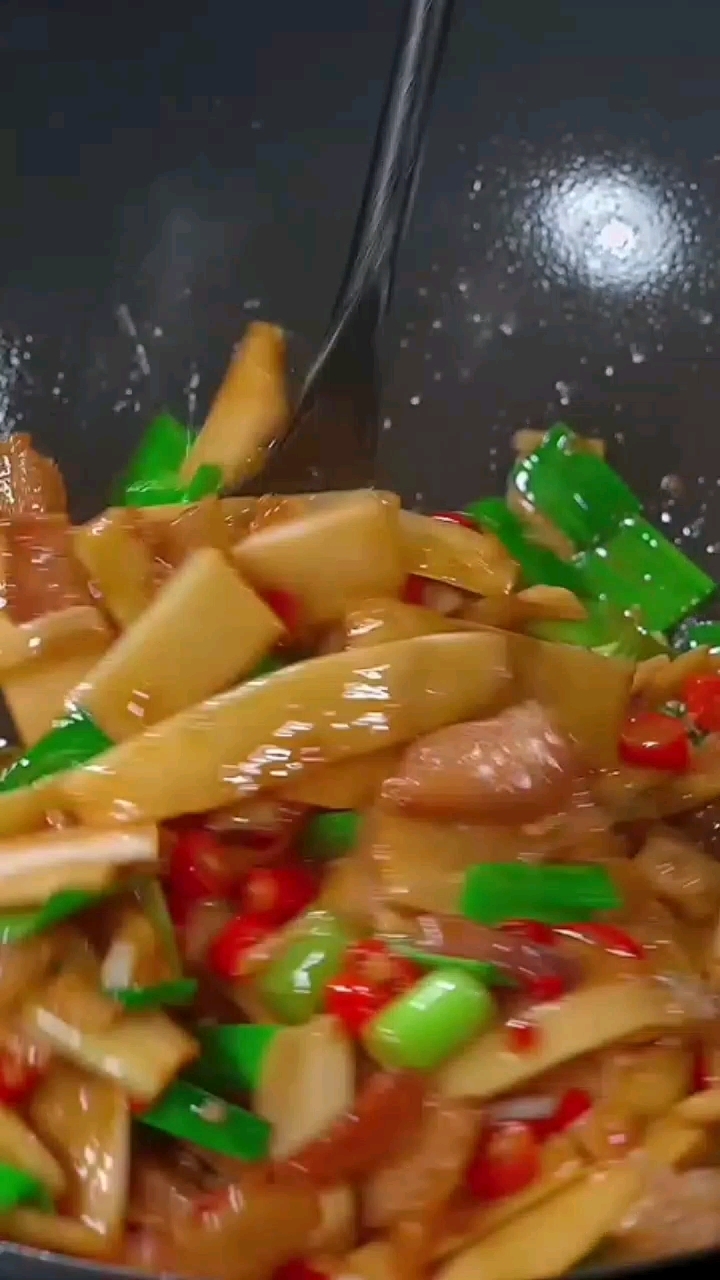 酸笋炒五花肉,非常好吃下饭,快去试试吧!
