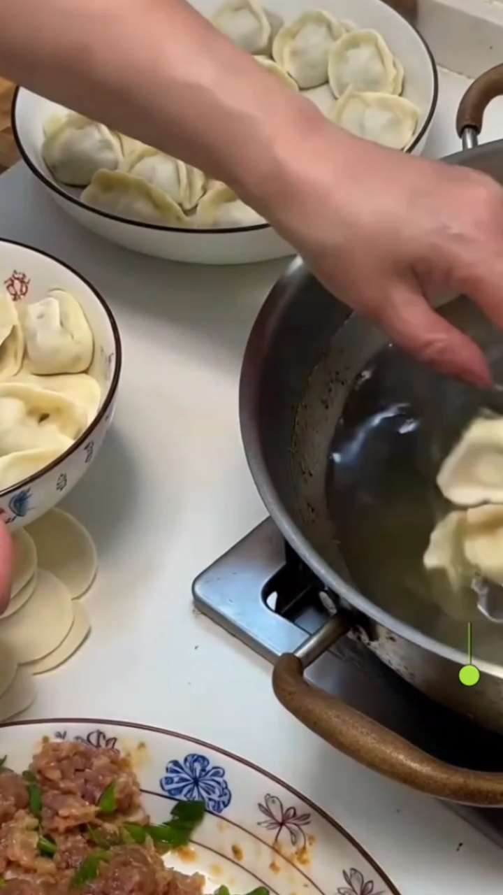 吃饺子咯！一家人在一起吃饺子那是多温馨呀！