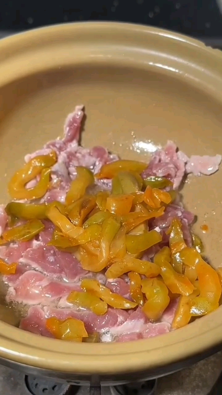 夜宵你都喜欢吃什么呢?我都是偷偷地煮榨菜肉丝米粉!