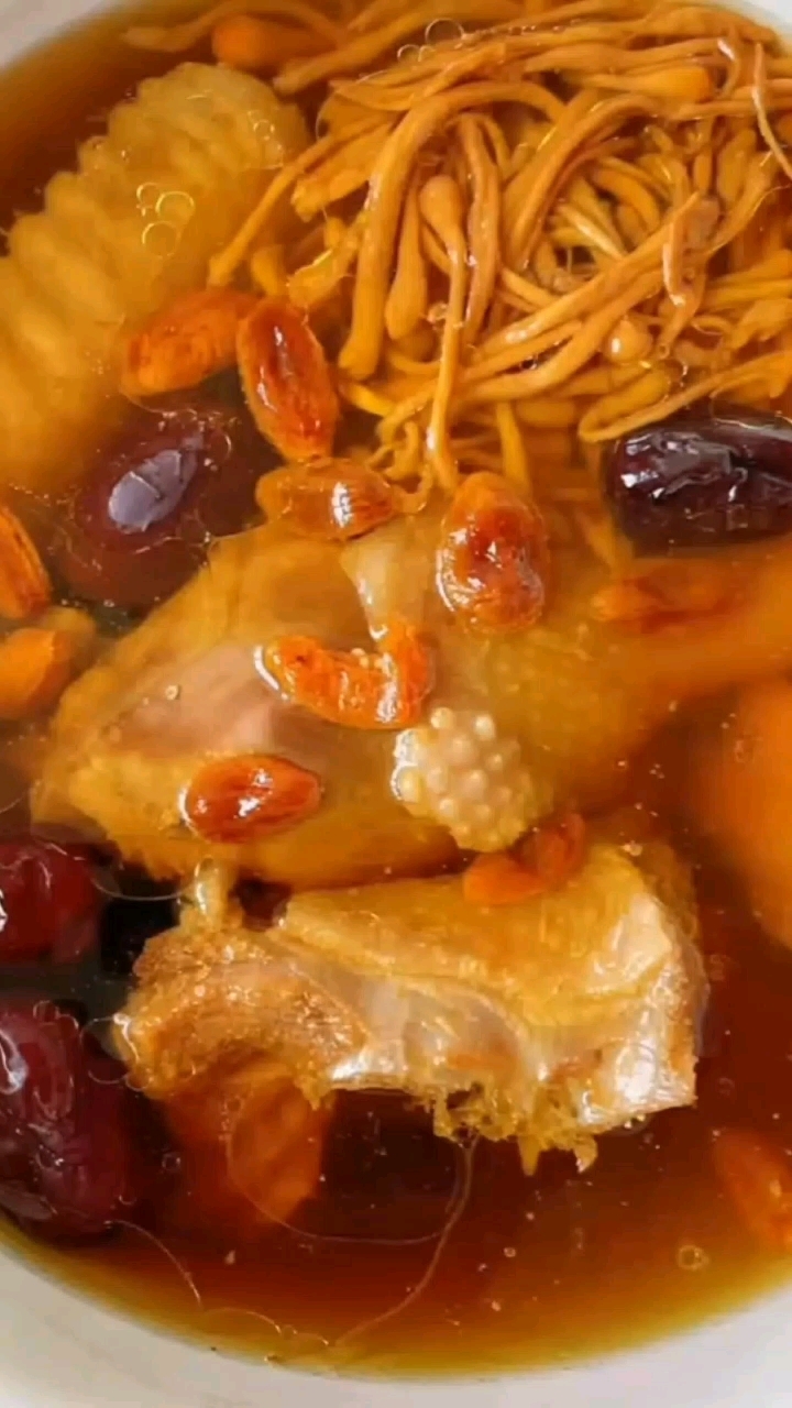 炎炎夏日，给家人炖一道虫草花老鸭汤吧！这是中老年朋友经常炖的