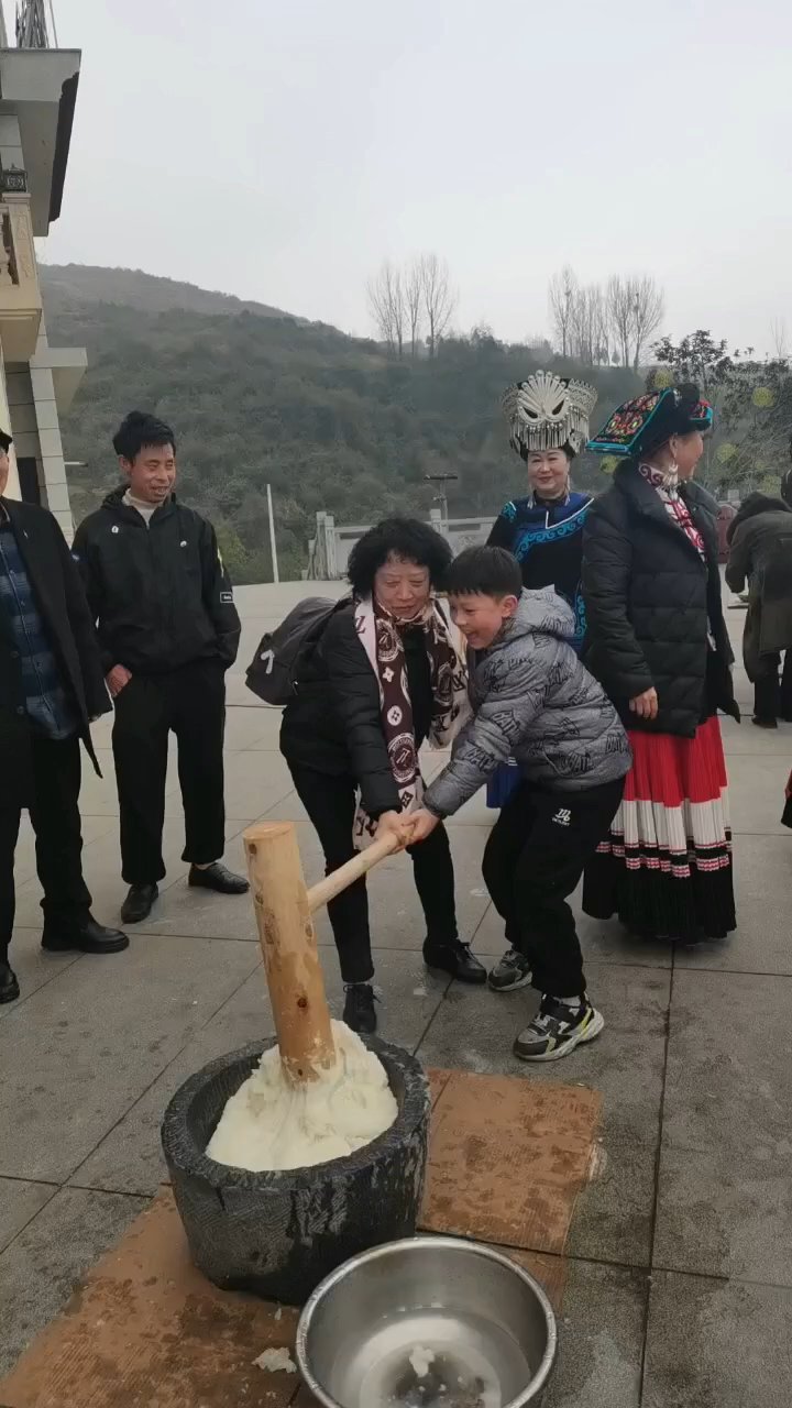 欢乐打糍粑