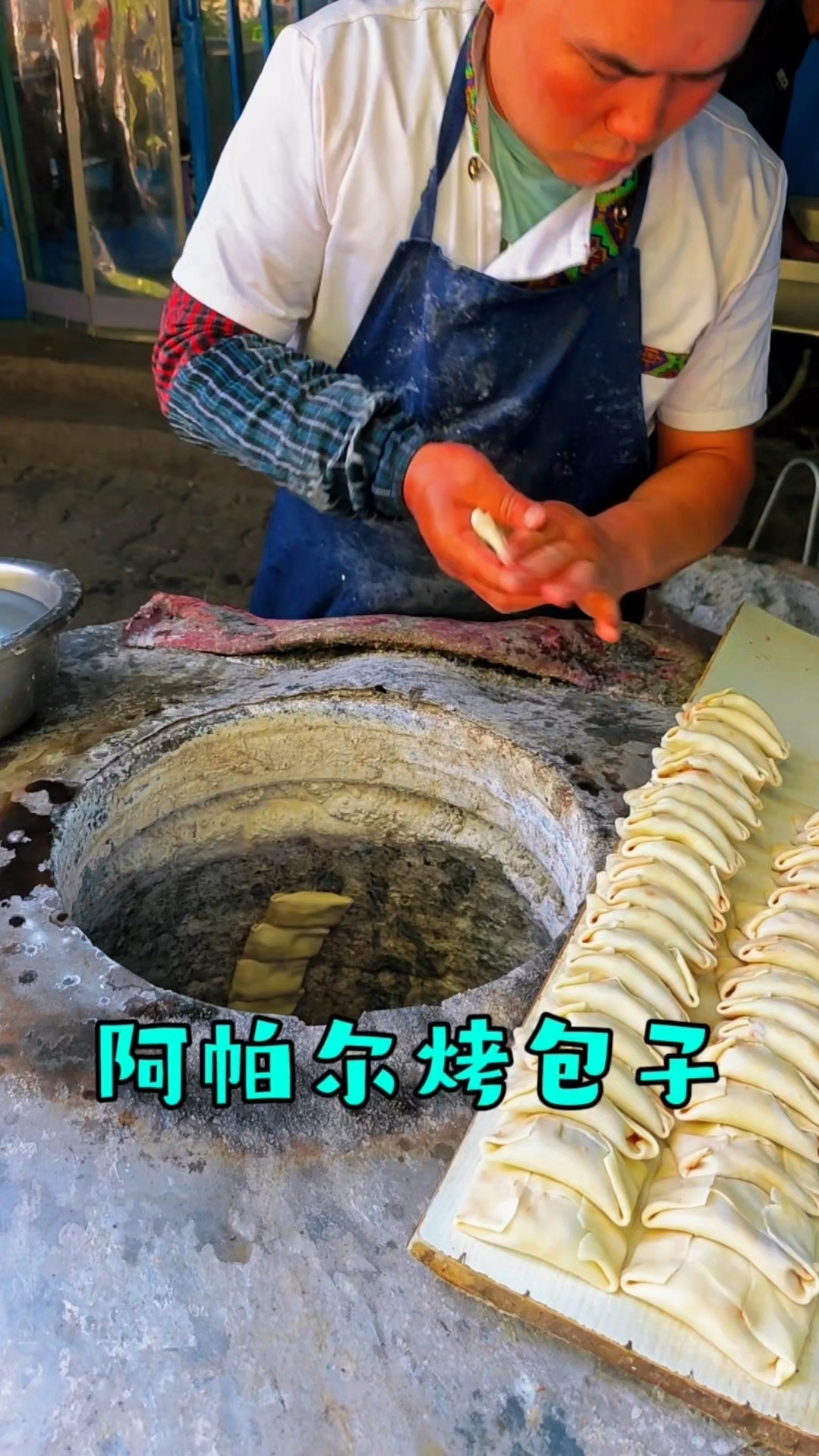 在新疆库车本地市场吃正宗的烤包子,传统工艺制作出炉就卖完