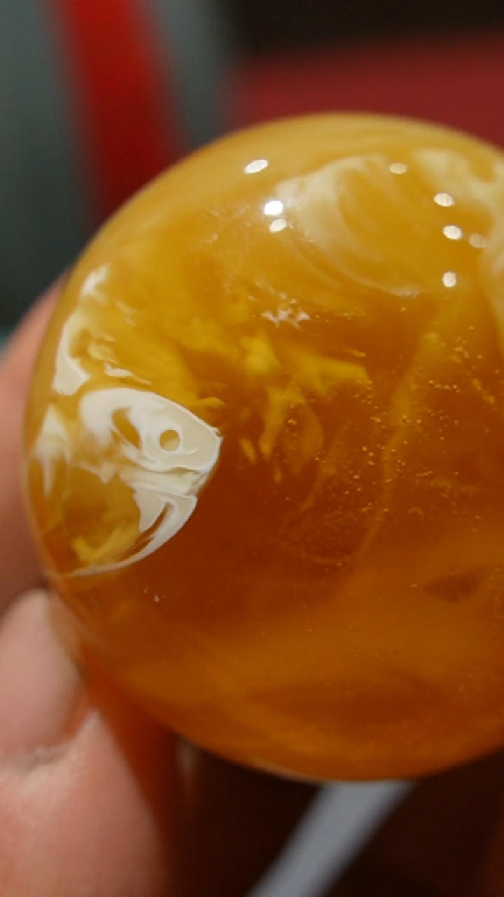 大自然的鬼斧神工,白蜜蜡的纹理像极了一条鱼