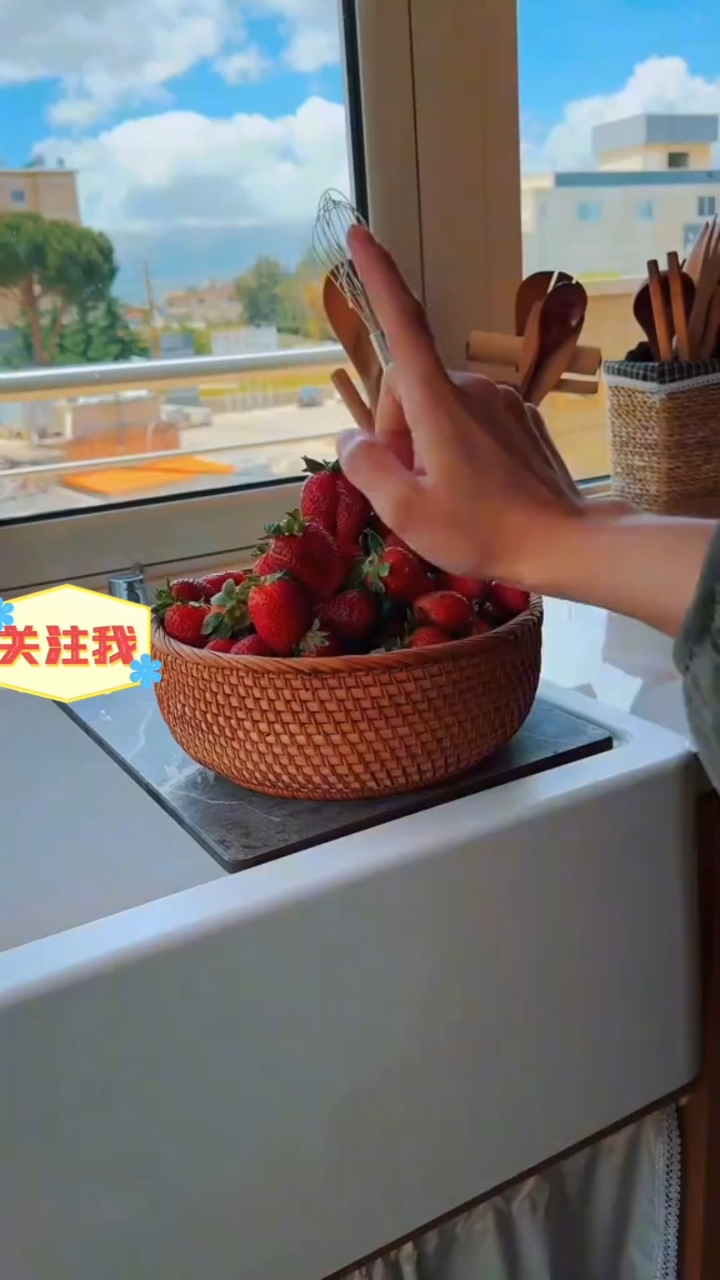 草莓奶茶 #美女 #美食 #奶茶