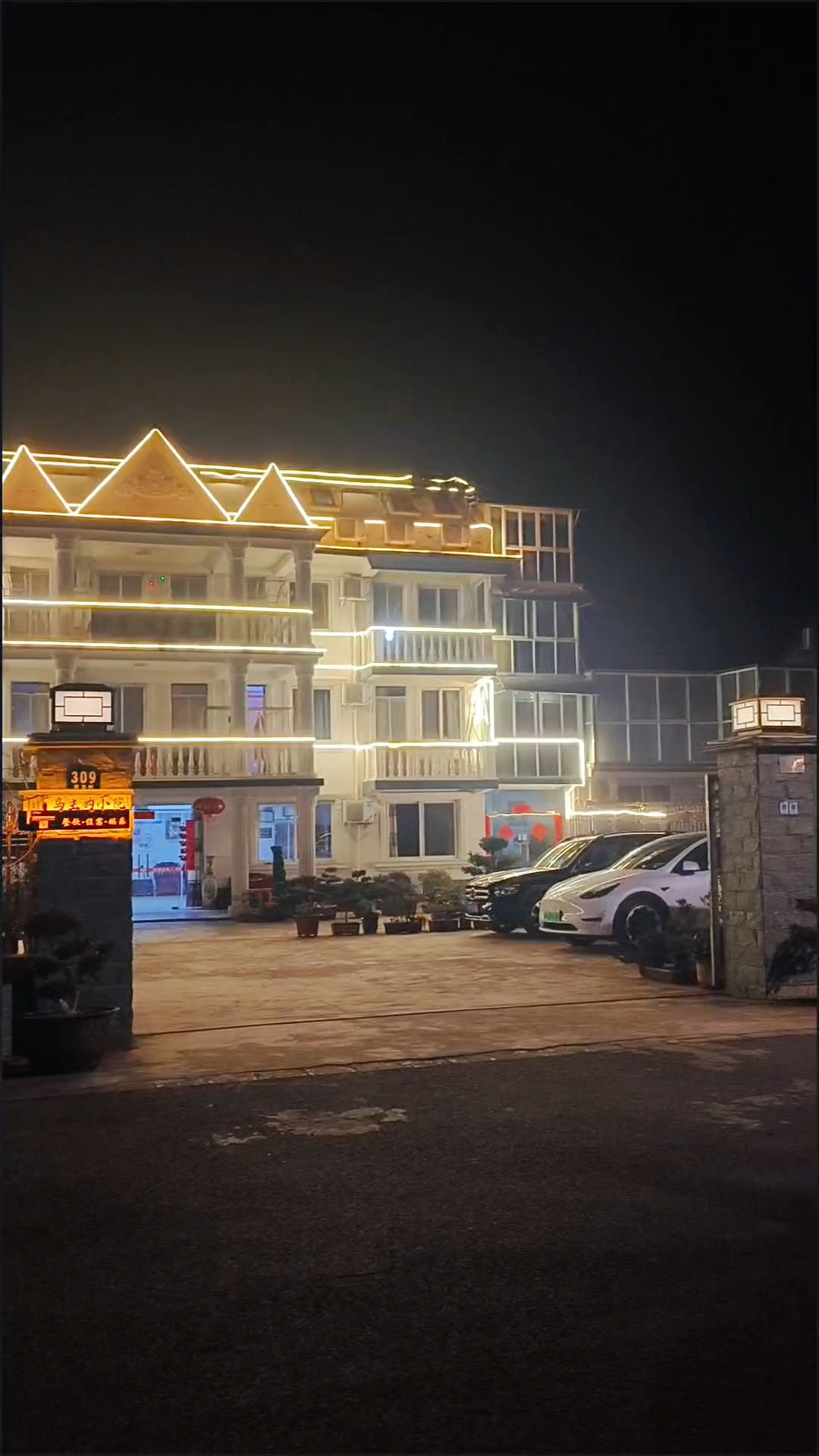 下午刚杀好的两头崇明山羊,晚上就烧给游客吃了,白汁羊肉
